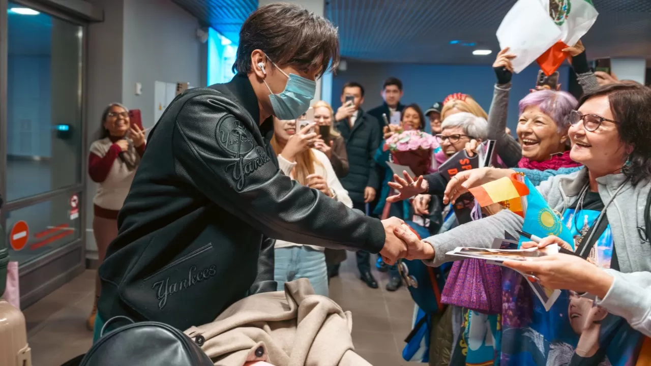 Димаш Құдайбергенге Латвия мәдени канонына енген музыкалық аспап сыйға тартылды