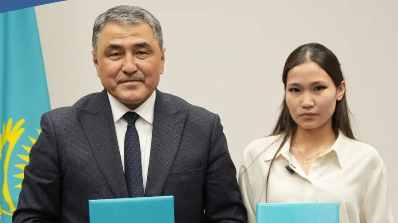 Алматинская гимназистка заключила договор с министерством 
