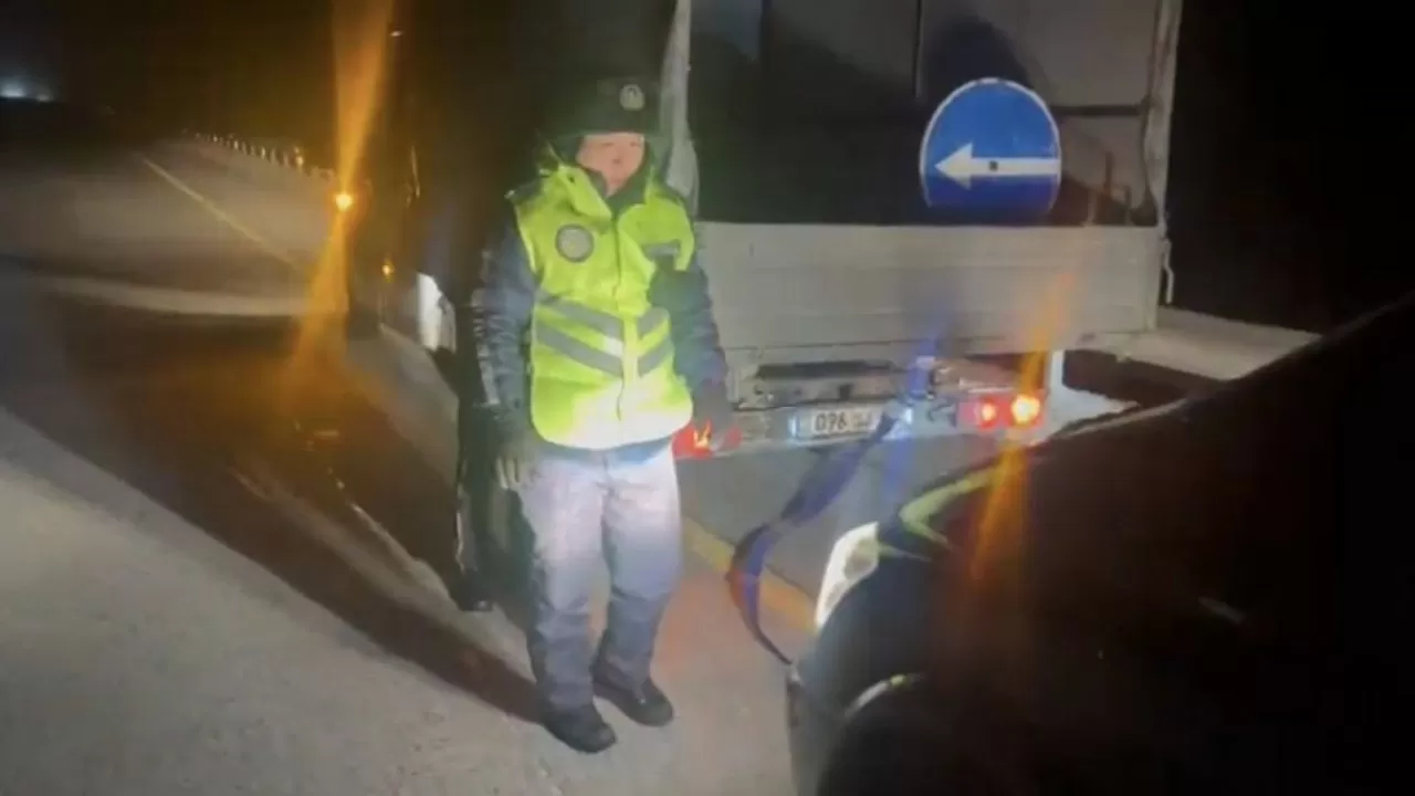 Ақмола облысында полицейлер жолда қалған жүргізушілерге көмек көрсетті