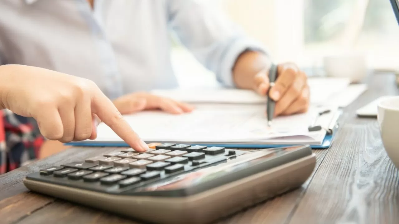 Ақтөбеде зейнеткерлердің атына несие рәсімдеген банк менеджері ұсталды