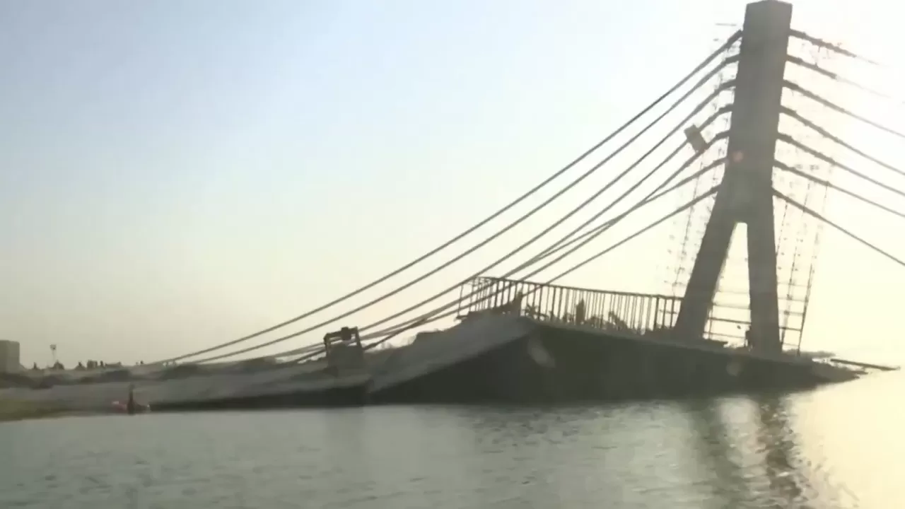 Обрушение крупного моста в Индии попало на видео