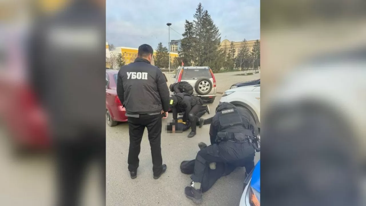 Оралда 4 миллион теңгеден астам қаражат бопсалаған күдікті ұсталды 