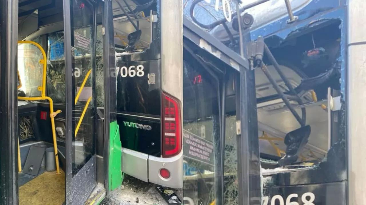 Алматыда автобус аялдамада тұрған троллейбусқа соғылды