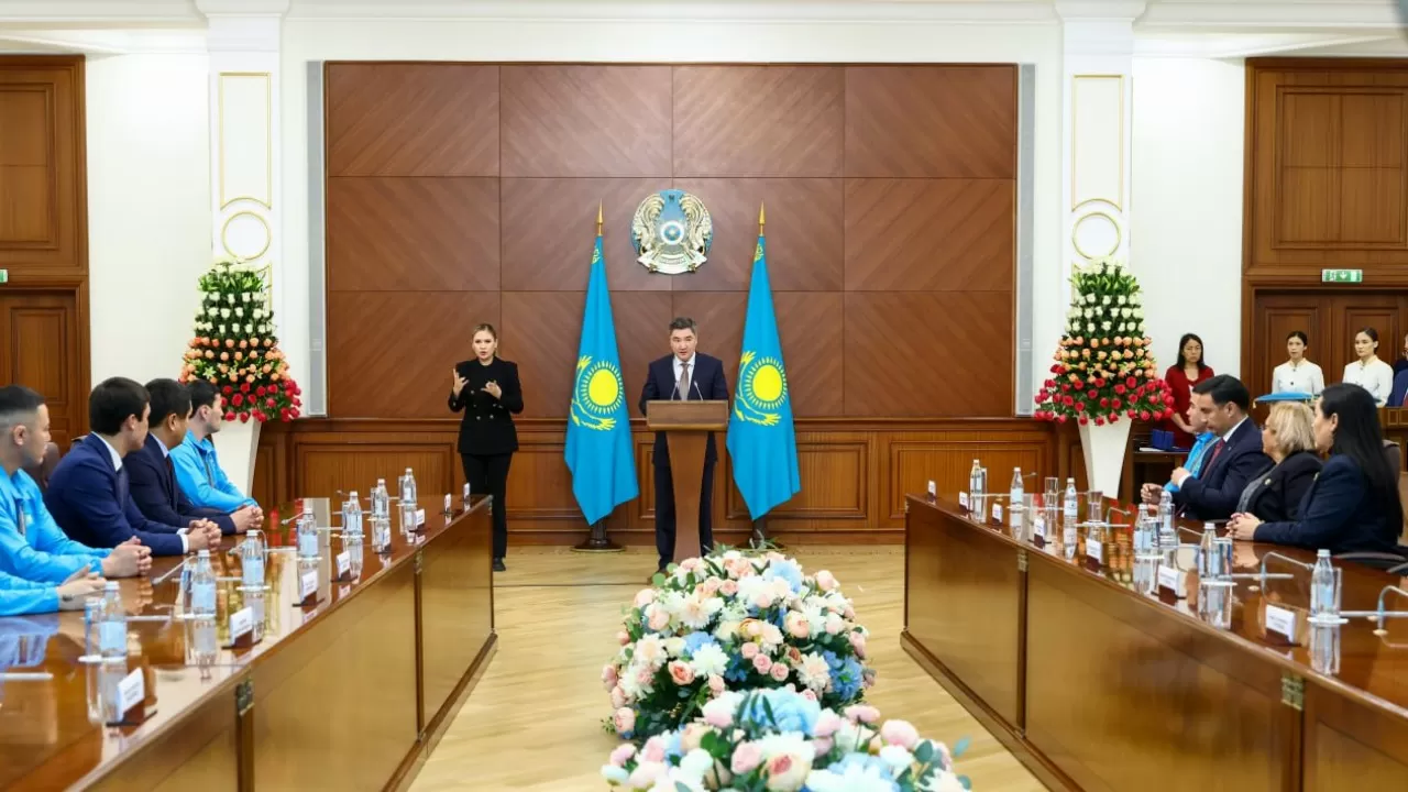 Бектенов Сурдлимпиада ойындарына қатысқан Қазақстан спортшыларын марапаттады