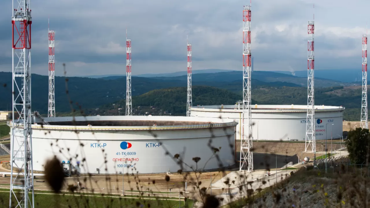 КТК временно прекратил прием нефти на морском терминале 