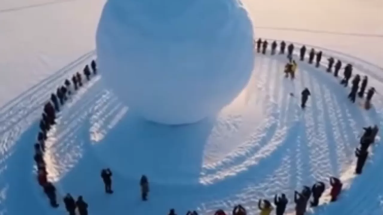 В США слепили самый большой снежок в мире 