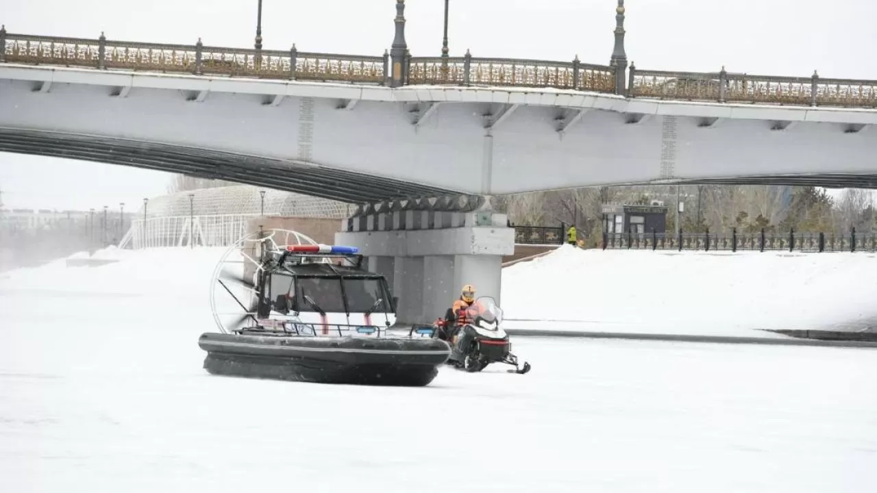 "Жұқа мұз": елордалық құтқарушылар мұз үстіндегі қауіпсіздік ережелерін ескертті