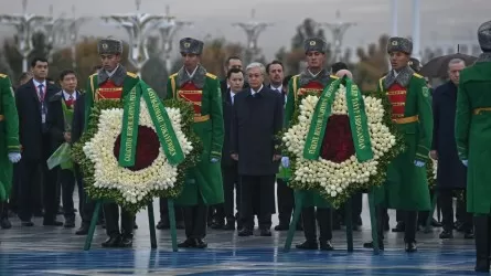 Президент Түрікменстандағы Бейтараптық монументіне гүл шоғын қойды