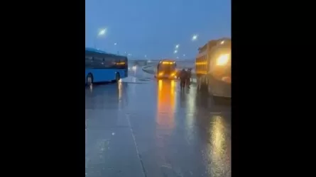 Как ледяное зеркало: трассы закрывают в Казахстане 