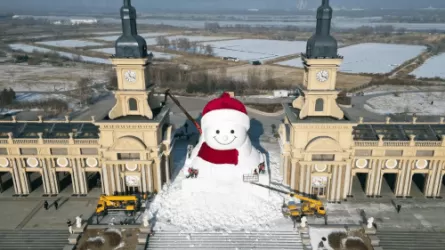 В Китае возвели огромного снеговика