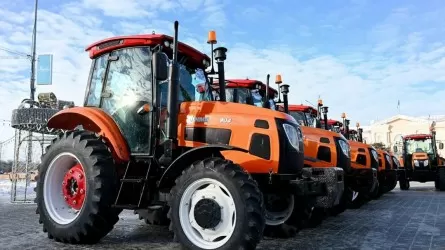 "Таза Қазақстан": Абай облысында ең таза елдімекендерге тракторлар табыс етілді