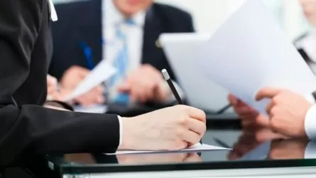 Елімізде кейбір мемқызметкерге кәсіпкерлікпен айналысуға рұқсат етілмек 