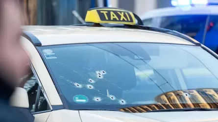 В центре Дюссельдорфа расстреляли такси с блогером из Нидерландов 