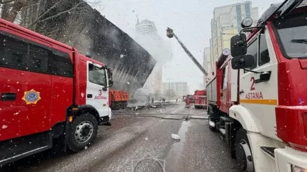 Старейший кинотеатр Астаны загорелся: первые фото 