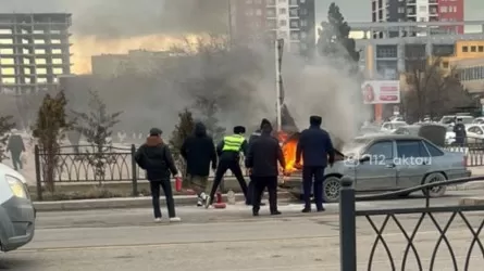 Ақтауда полицейлер көліктен шыққан өртті сөндіріп, жүргізушіні құтқарып қалды