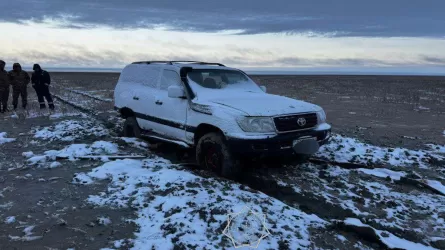 Атырау облысында құтқарушылар айдалада батпаққа батқан көлікті шығарды