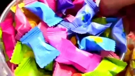 СЭС объявила "войну" китайским конфетам: из оборота изъято 1,2 тонны товара