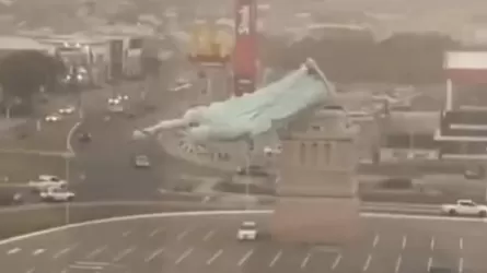 Бразилияда қатты дауыл салдарынан Бостандық мүсінінің көшірмесі құлады