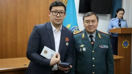 Елордада мұз астына түсіп кеткен адамды құтқарған азамат марапатталды