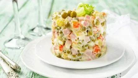 Диетолог рассказала о вреде переедания оливье  