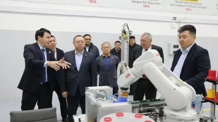 Роботы, ИИ и суперкомпьютер: замакима Алматы ознакомился с разработками КазНУ 