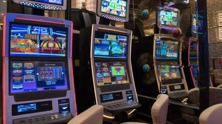 «Кран» түріндегі ойын автоматтары мектеп маңында күрт көбейді – сенатор 