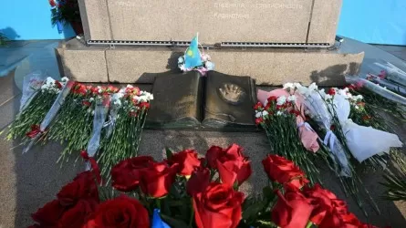 Алматыда Тәуелсіздік монументіне гүл шоқтары қойылды