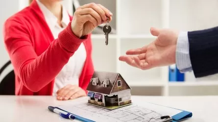 Сосед Казахстана запретил покупку жилья и авто за наличку 