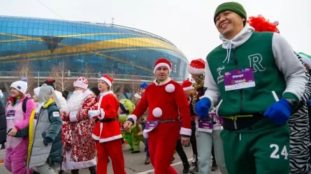Деды Морозы и Снегурочки пробежали по улицам Алматы 