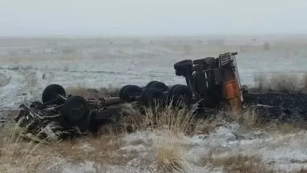 Павлодарда КамАЗ аударылып кетіп, 2 адам көз жұмды 