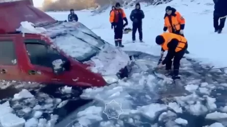 Батыс Қазақстанда жүк көлігі мұз астына түсіп кеткен