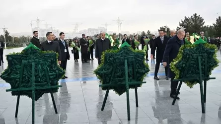 Президент возложил венок к Монументу Нейтралитета в Ашхабаде 