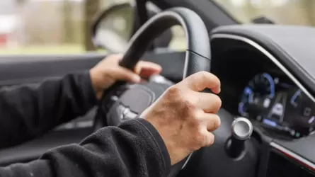 Ақтөбеде ер адам такси жүргізушісімен жанжалдасып, көлігін айдап кеткен