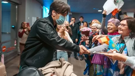 Димаш Құдайбергенге Латвия мәдени канонына енген музыкалық аспап сыйға тартылды