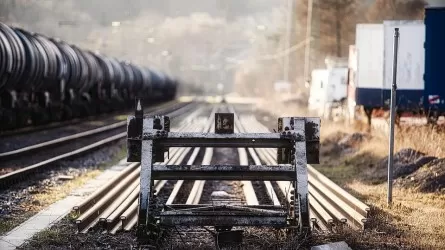 Авто выехало прямо под поезд на станции Шортанды 