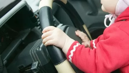Қызылордада көлік тізгінін кішкентай ұлына берген әйел айыппұл арқалады