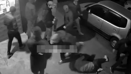 Алматы облысында көшеде кетіп бара жатқан жігітті соққыға жыққан екі адам ұсталды