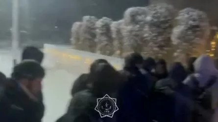 Құтқарушылар жолда тұрып қалған 100-ден астам адамды эвакуациялады