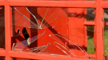 Вандал заплатит за разбитое окно супермаркета в Кызылординской области 