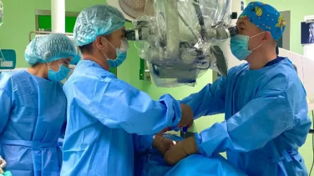 Нейрохирурги Актау провели уникальную операцию на шее 