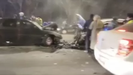 В Алматы столкнулись четыре автомобиля: трое человек пострадали