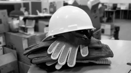 «Біреуі қаза тапты»: Петропавлда екі жұмысшы биіктен құлап кетті