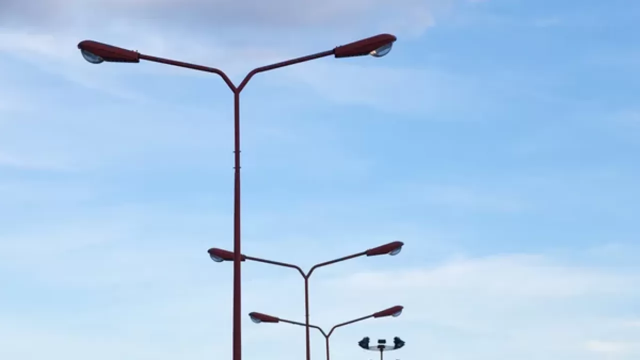 Госслужащего оштрафовали за опоры освещения