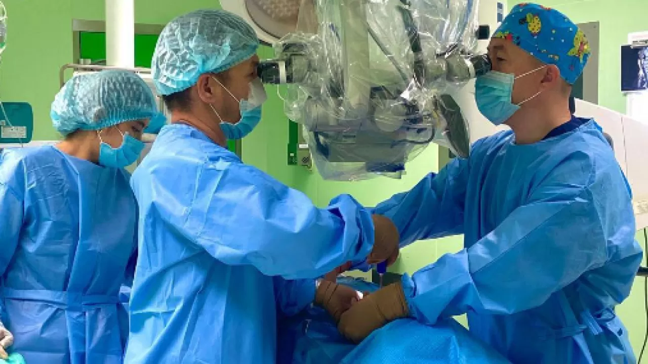 Нейрохирурги Актау провели уникальную операцию на шее 