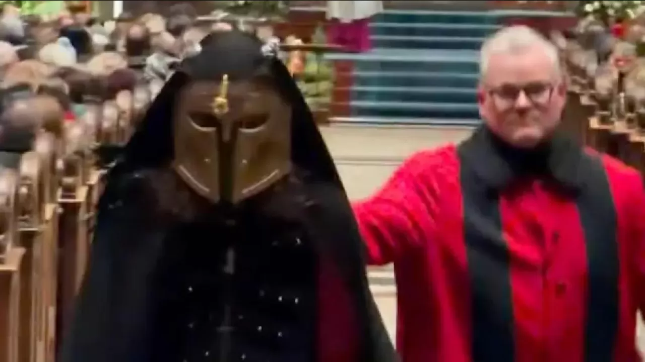 Танец в золотой маске сорвал рождественскую службу в Кельне 