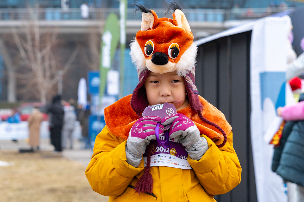 Деды Морозы и Снегурочки пробежали по улицам Алматы