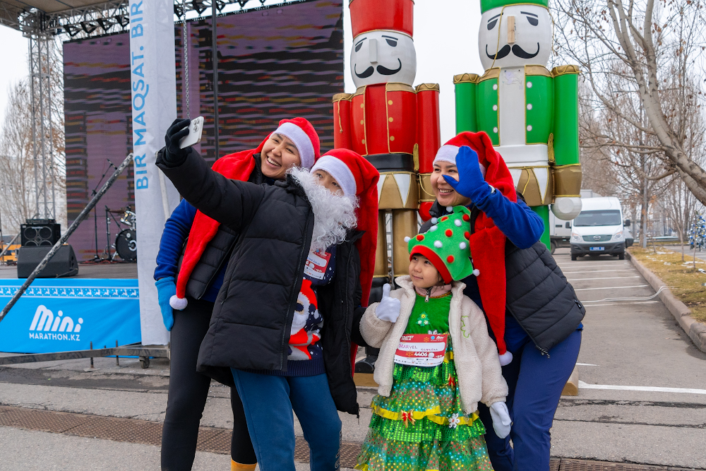 Деды Морозы и Снегурочки пробежали по улицам Алматы