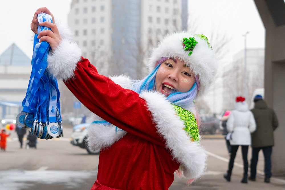 Деды Морозы и Снегурочки пробежали по улицам Алматы