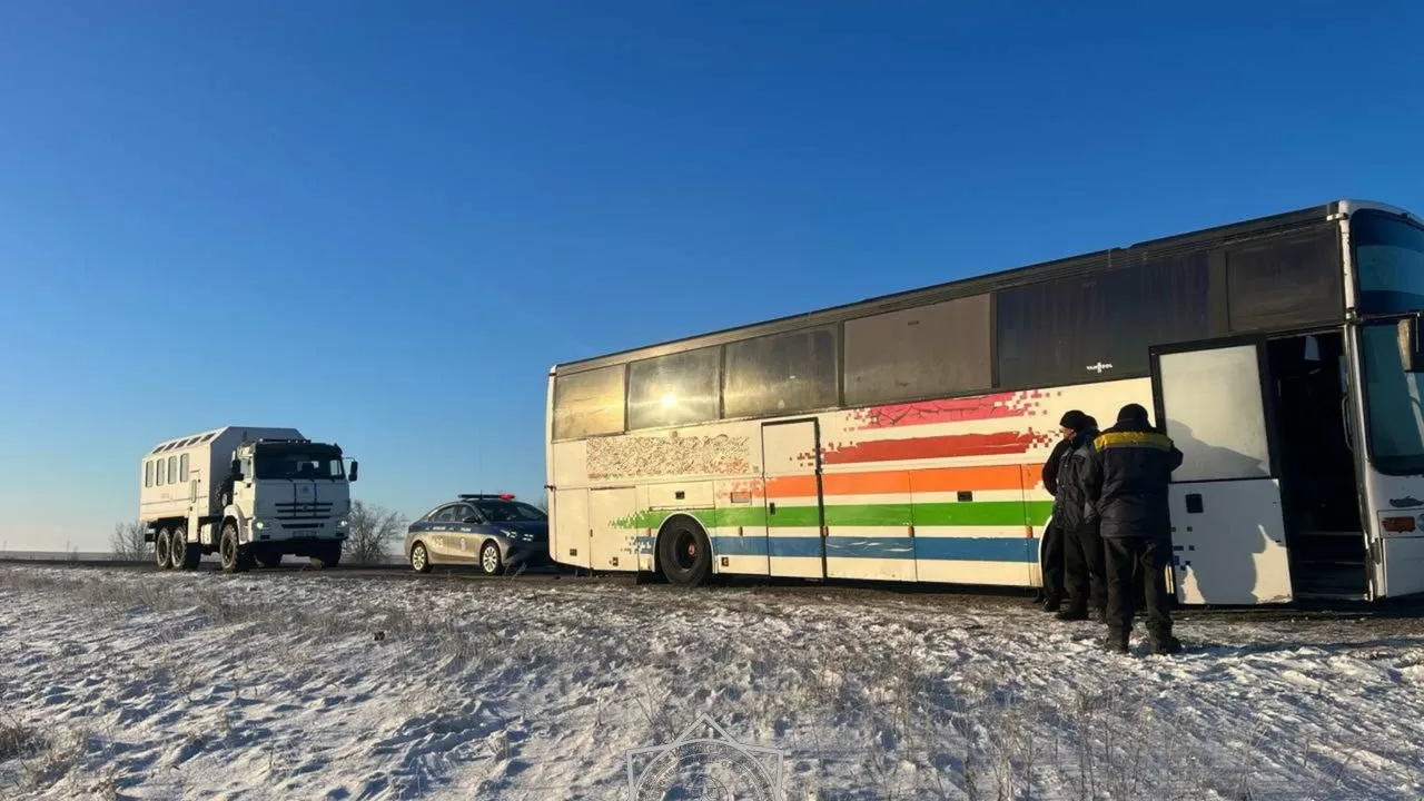 Пассажиров и водителей сломавшегося на трассе автобуса спасли в ЗКО 