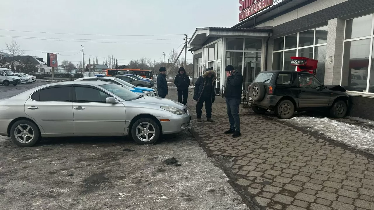 Стену супермаркета на прочность проверил внедорожник в Экибастузе 